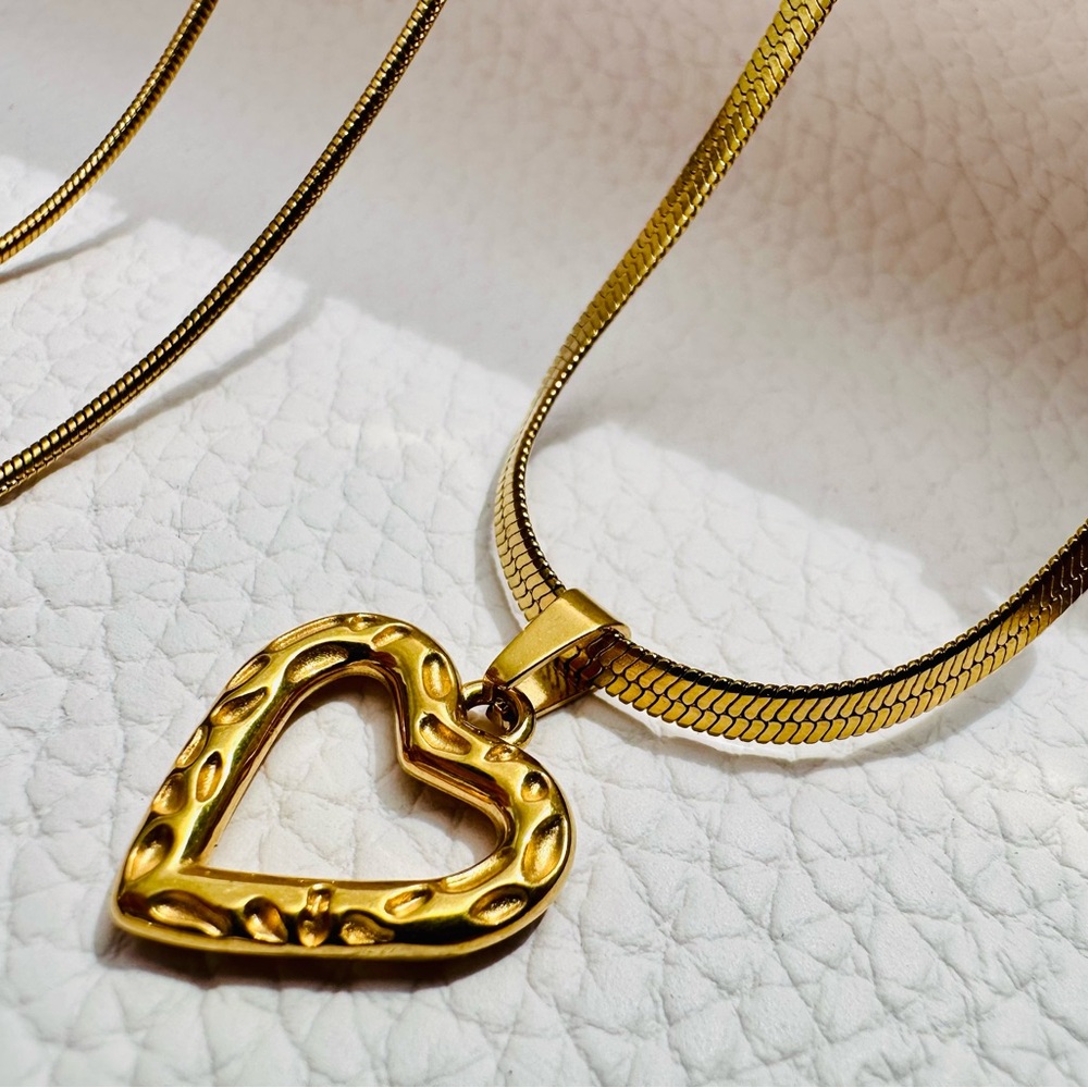 Open Heart 18k Gold Necklace